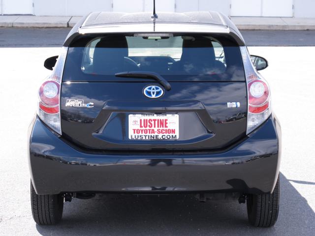 Toyota Prius c 2012 photo 2