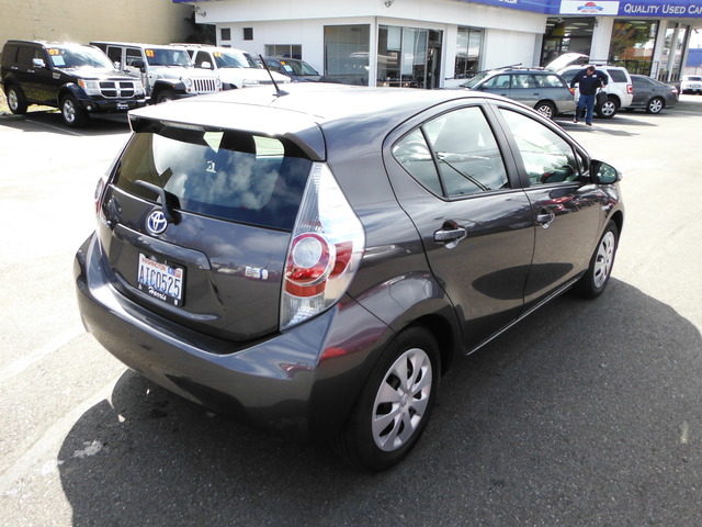 Toyota Prius c 2012 photo 3