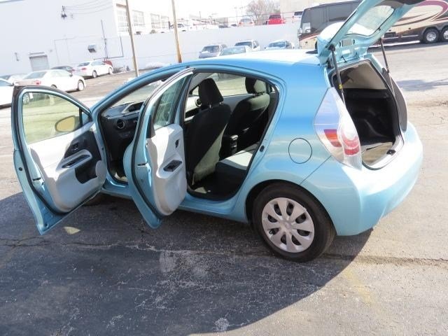 Toyota Prius c 2012 photo 2