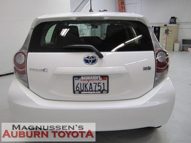 Toyota Prius c 2012 photo 2