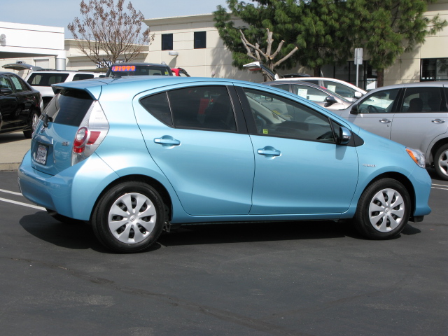 Toyota Prius c 2012 photo 2