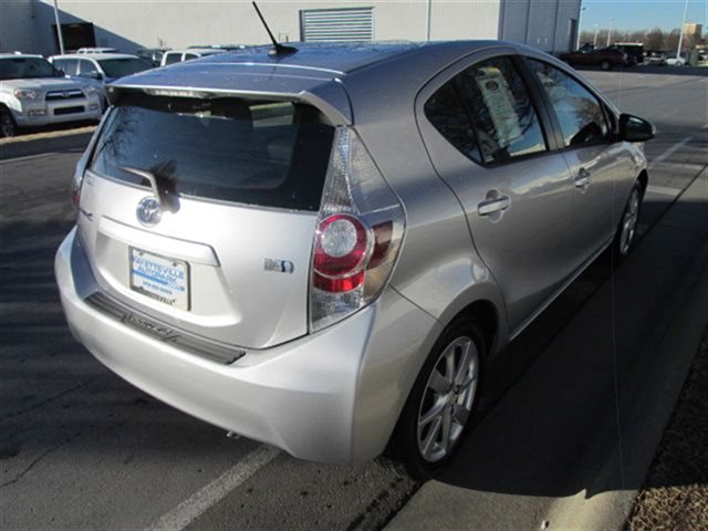 Toyota Prius c 2012 photo 2