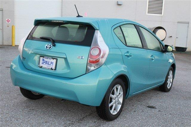 Toyota Prius c 2013 photo 1