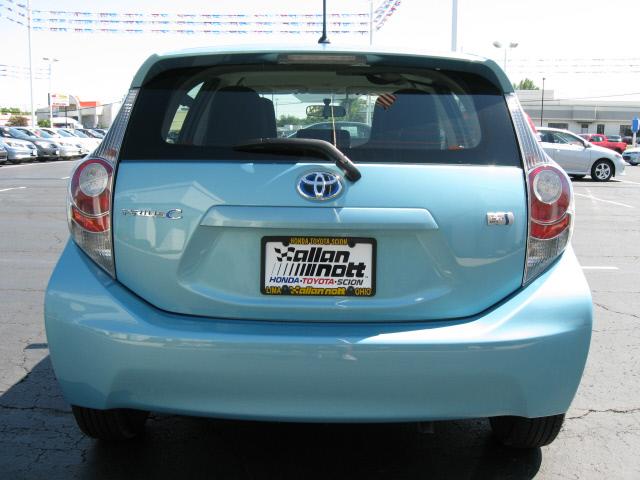 Toyota Prius c 2013 photo 2