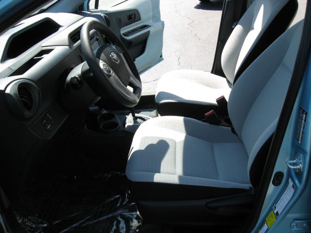 Toyota Prius c 2013 photo 4