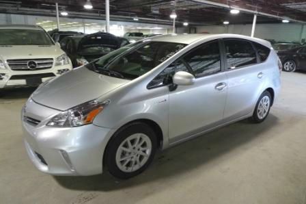 Toyota Prius v 2012 photo 2