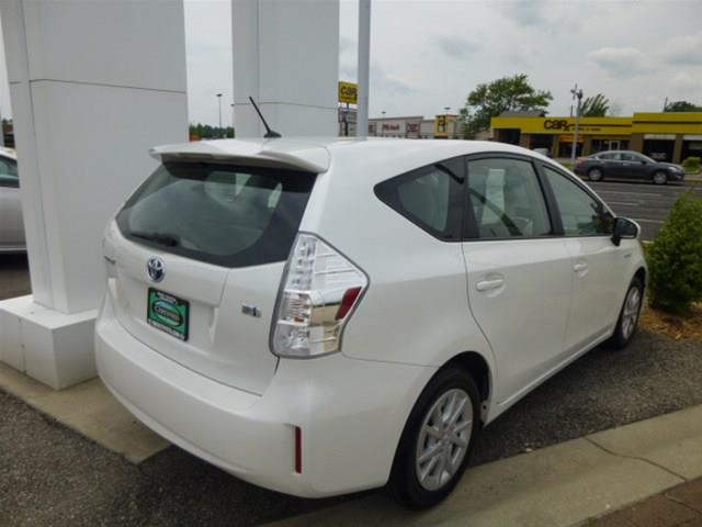 Toyota Prius v 2012 photo 2