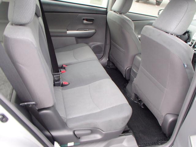 Toyota Prius v 2013 photo 4