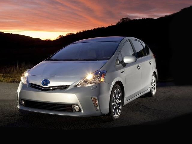 Toyota Prius v 2013 photo 1