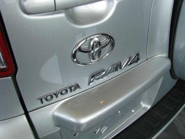 Toyota RAV4 SE V-6 SUV