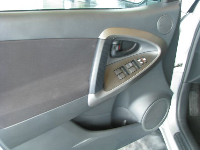 Toyota RAV4 2010 photo 2