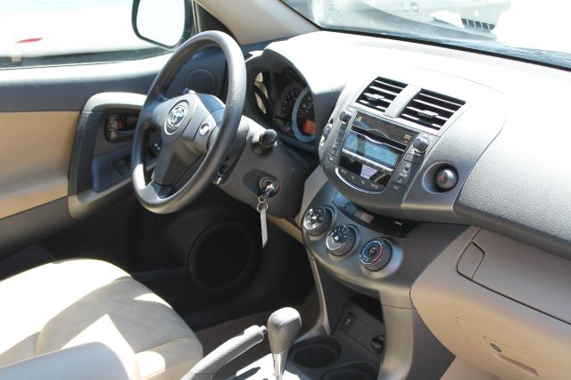 Toyota RAV4 2010 photo 18