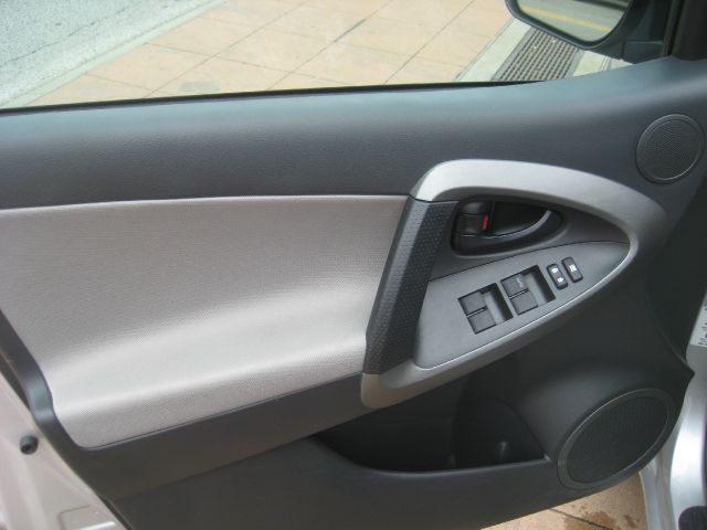 Toyota RAV4 2010 photo 31