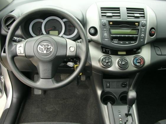 Toyota RAV4 2010 photo 2