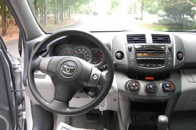 Toyota RAV4 2010 photo 9