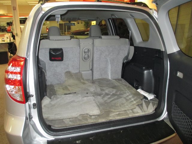 Toyota RAV4 2011 photo 2