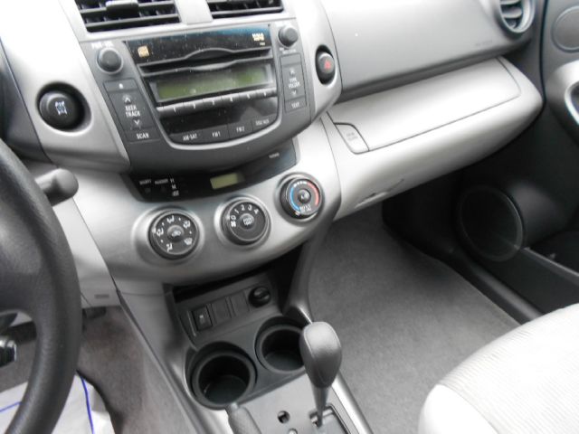 Toyota RAV4 2011 photo 2