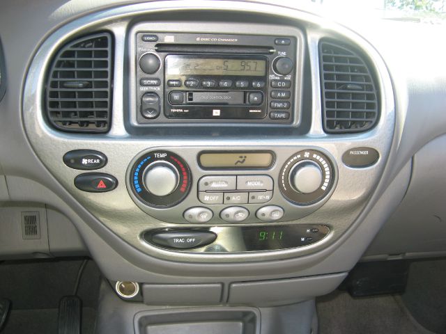 Toyota Sequoia 2001 photo 1