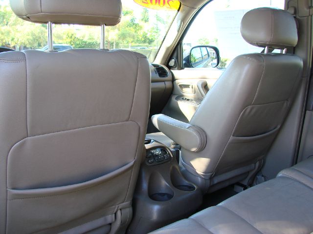 Toyota Sequoia 2002 photo 1