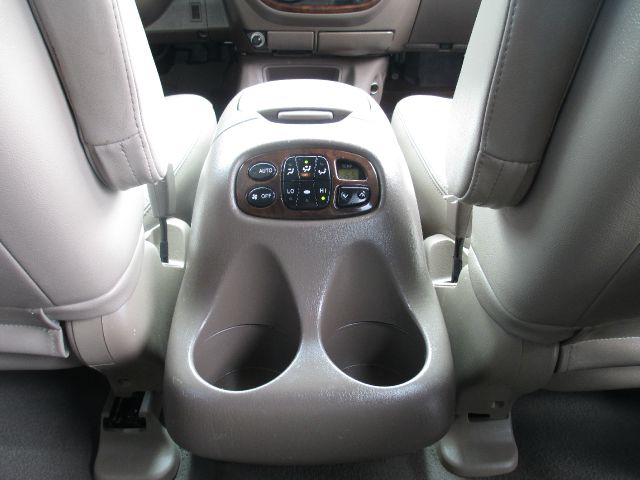 Toyota Sequoia 2002 photo 16