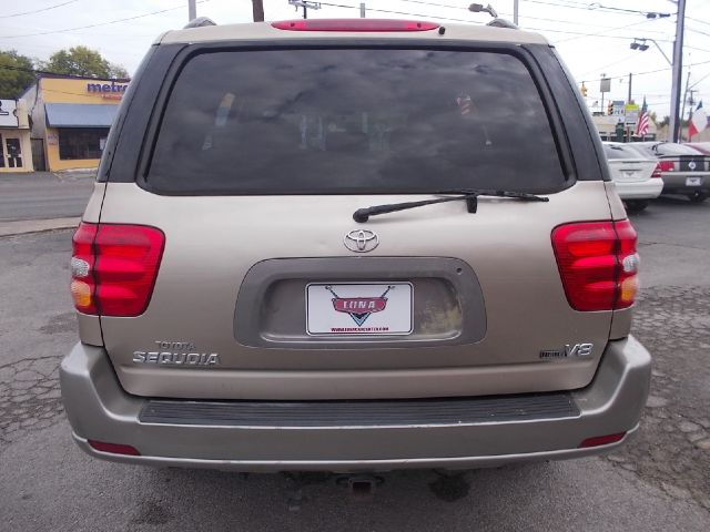 Toyota Sequoia 2002 photo 1