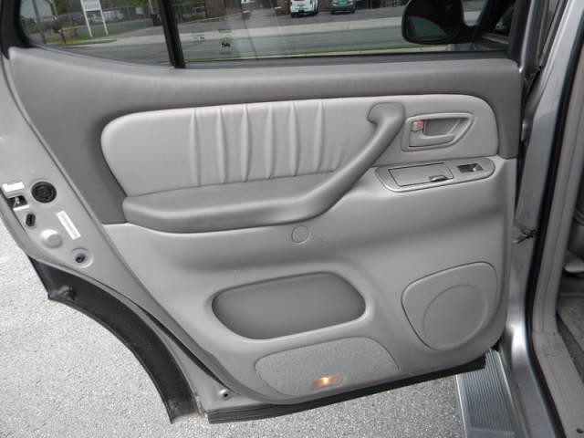 Toyota Sequoia 2002 photo 28