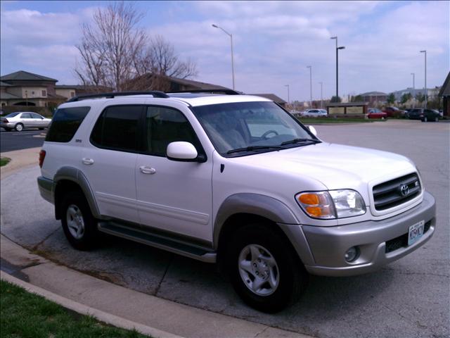 Toyota Sequoia 2002 photo 1