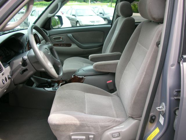 Toyota Sequoia 2002 photo 2