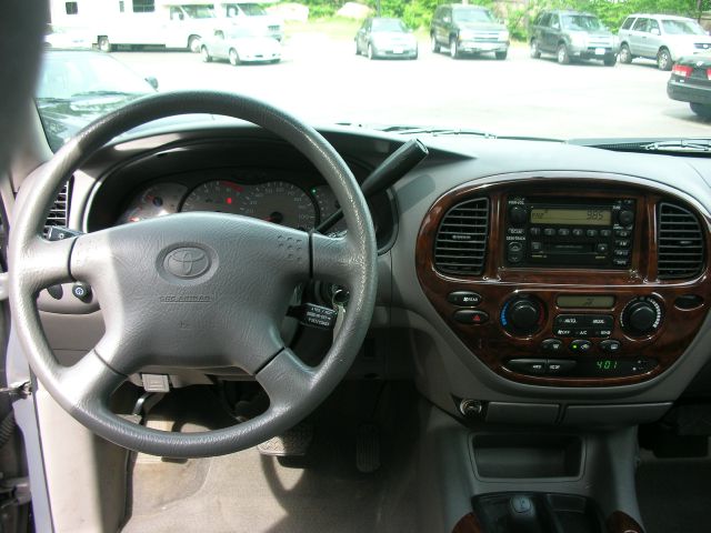 Toyota Sequoia 2002 photo 3