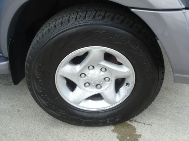 Toyota Sequoia 2002 photo 3