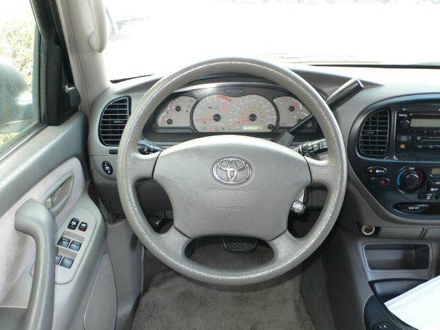 Toyota Sequoia 2003 photo 2