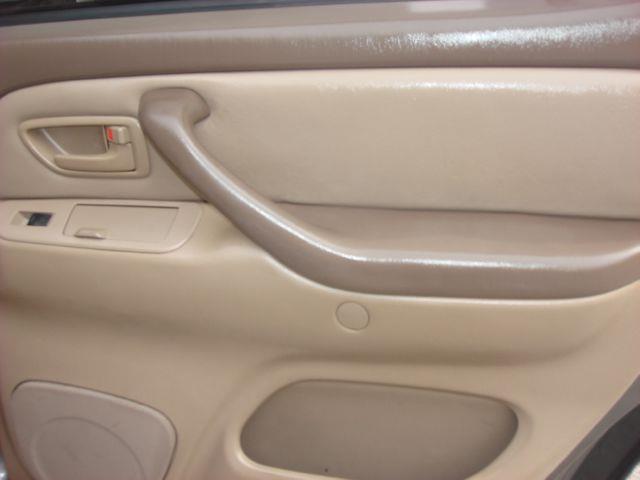 Toyota Sequoia 2003 photo 2