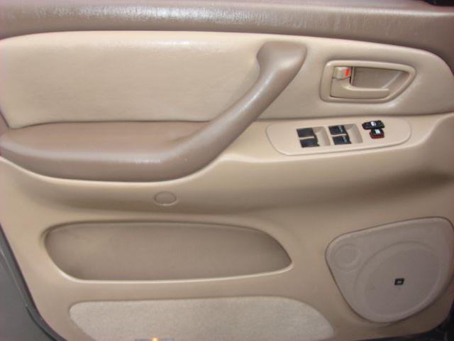 Toyota Sequoia 2003 photo 8