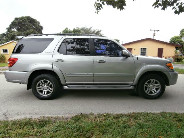 Toyota Sequoia 2004 photo 1