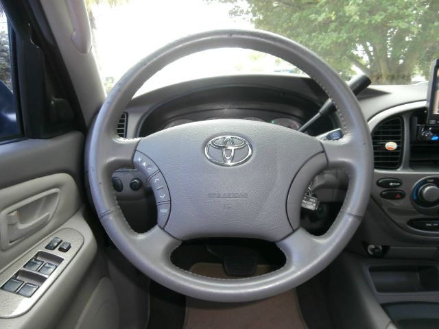 Toyota Sequoia 2004 photo 18