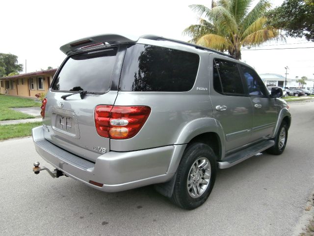 Toyota Sequoia 2004 photo 2