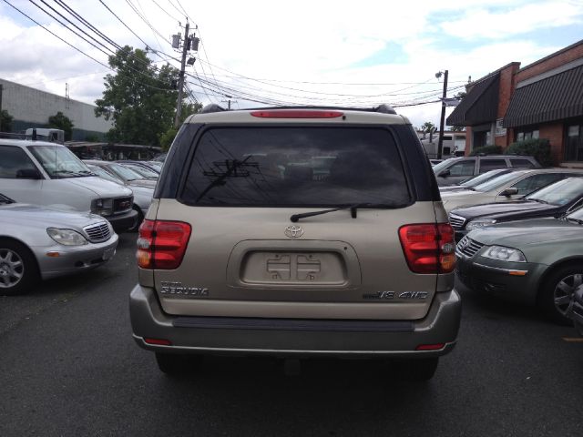 Toyota Sequoia 2004 photo 2