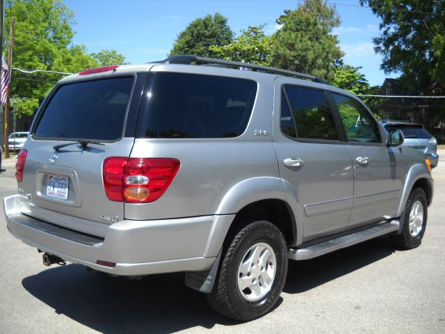 Toyota Sequoia 2004 photo 1