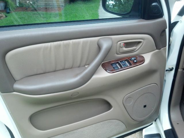 Toyota Sequoia 2004 photo 2