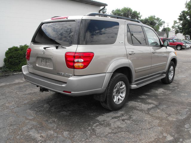 Toyota Sequoia 2004 photo 2