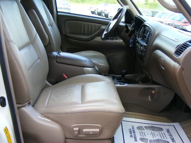 Toyota Sequoia 2004 photo 1