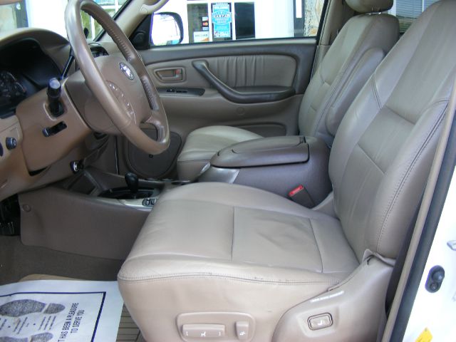 Toyota Sequoia 2004 photo 12