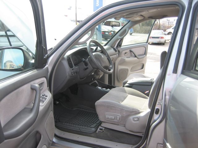 Toyota Sequoia 2004 photo 2