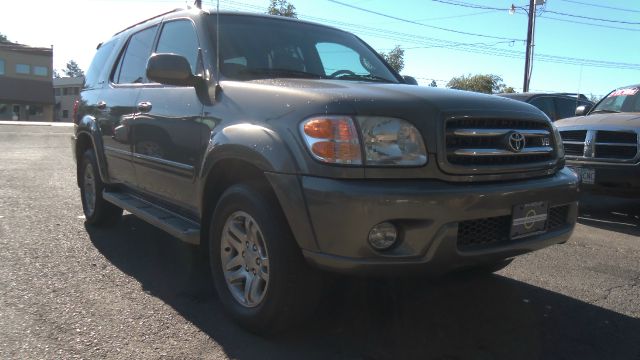 Toyota Sequoia 2004 photo 2