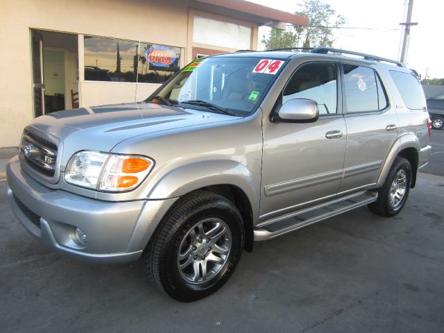 Toyota Sequoia 2004 photo 2