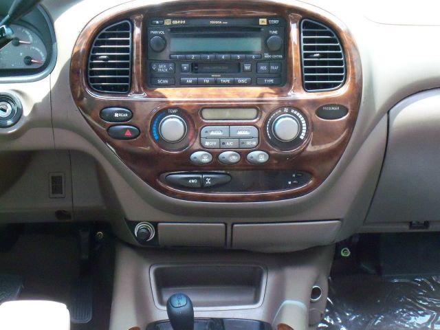 Toyota Sequoia 2004 photo 1