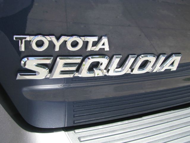 Toyota Sequoia 2004 photo 2