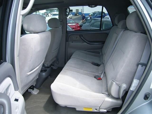 Toyota Sequoia 2004 photo 1