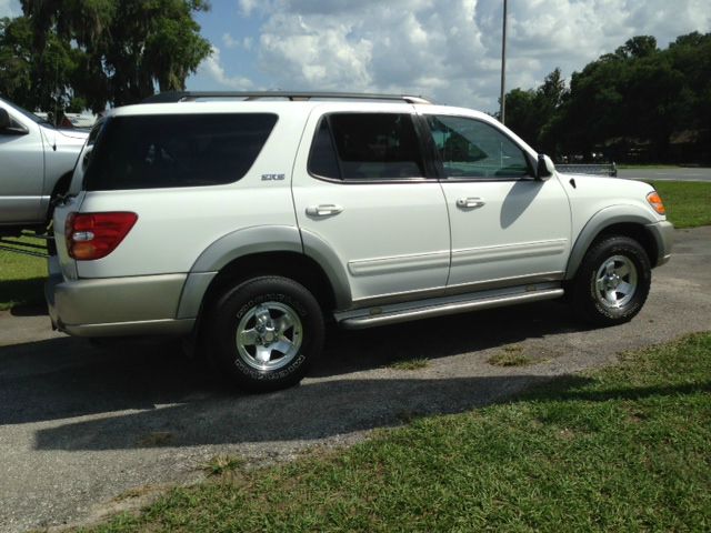 Toyota Sequoia 2004 photo 2