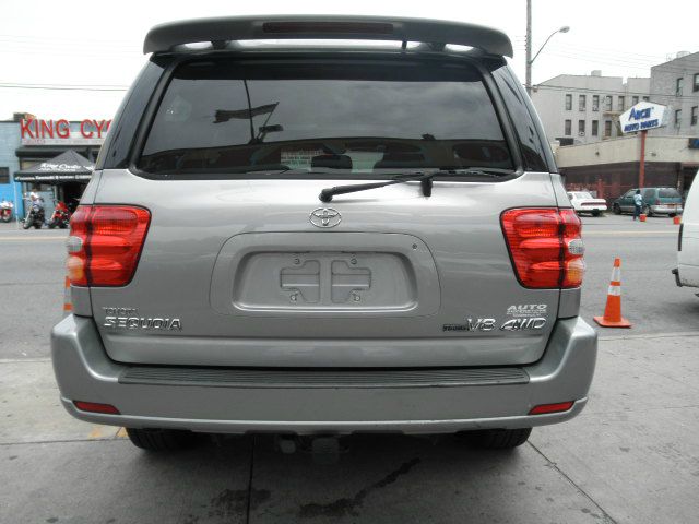 Toyota Sequoia 2004 photo 3